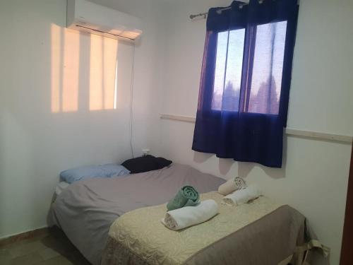 Un pat sau paturi într-o cameră la Nice suite Nahariyya