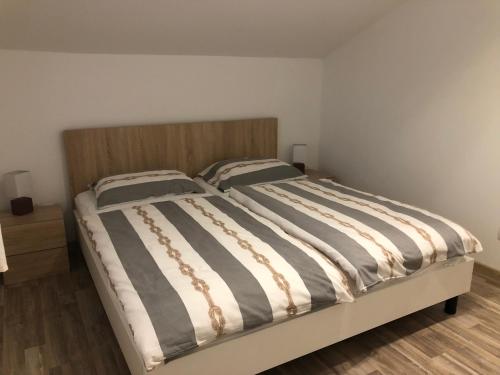 een slaapkamer met een groot bed met 2 kussens bij Ideal Holiday Apartment 1 in Tribunj