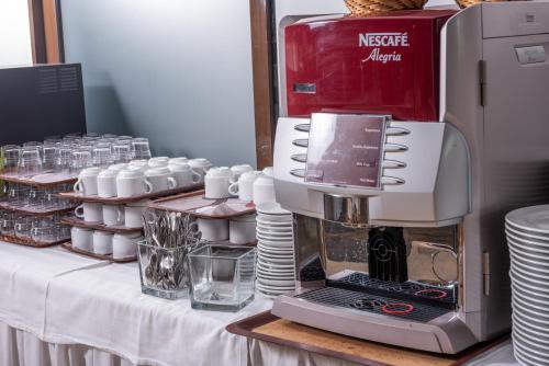 Příslušenství pro přípravu čaje a kávy v ubytování Dionysos Hotel & Suites