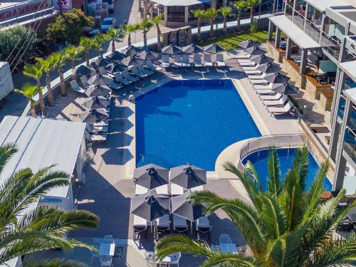 Bazén v ubytování Dionysos Hotel & Suites nebo v jeho okolí