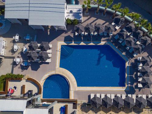 Dionysos Hotel & Suites في هانيوتي: اطلالة علوية على مسبح في منتجع