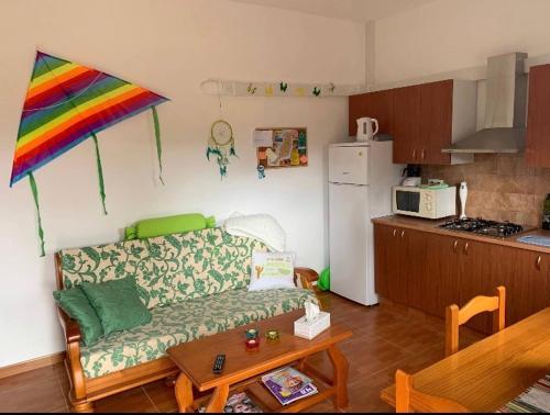 ein Wohnzimmer mit einem Sofa und einer Küche in der Unterkunft La Finca de Los Padres in Tefía
