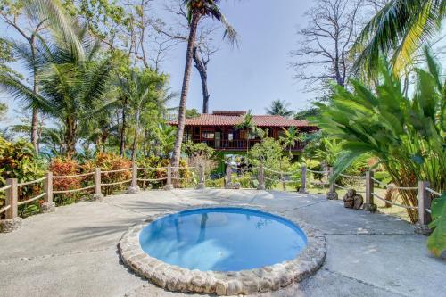 Un jardín fuera de Casa Verde + Contiki