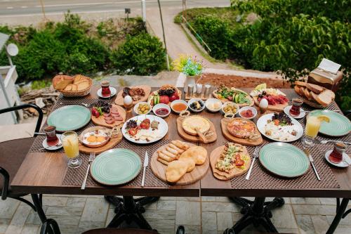 İSKALİTA Otel في Altındere: طاولة عليها أطباق من الطعام