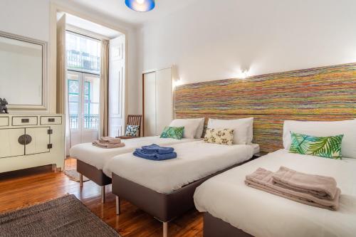 Zimmer mit 2 Betten in einem Zimmer in der Unterkunft LV Premier Apartments Baixa- CR in Lissabon
