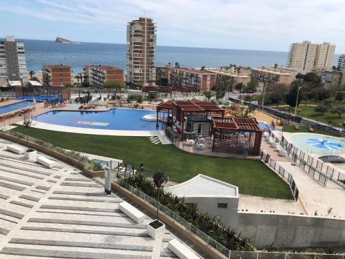 Blick auf einen Pool mit Meerblick im Hintergrund in der Unterkunft Sunset Drive 135 in Benidorm