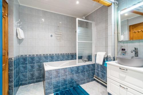 a bathroom with a tub and a sink at Votre appartement à Poissy in Poissy
