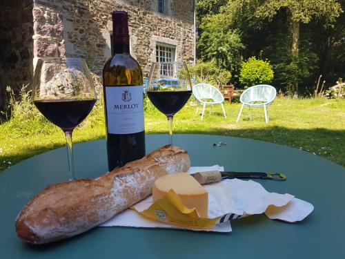 - une bouteille de vin et 2 verres de vin et de fromage dans l'établissement Le vieux moulin, à Goudelin