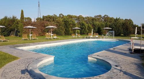 Swimmingpoolen hos eller tæt på Casal Sant'Elena