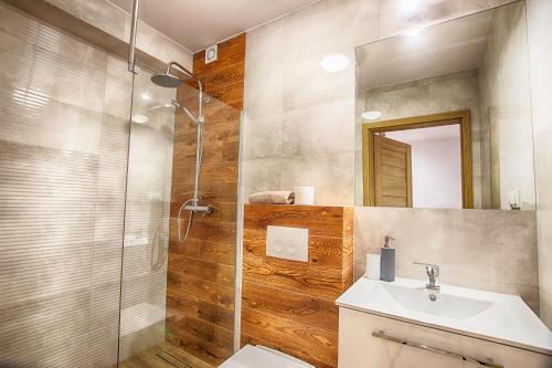 a bathroom with a sink and a shower at apartament centrum in Władysławowo