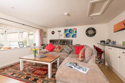 un soggiorno con divano e tavolo di Wayside House B&B a Whichford