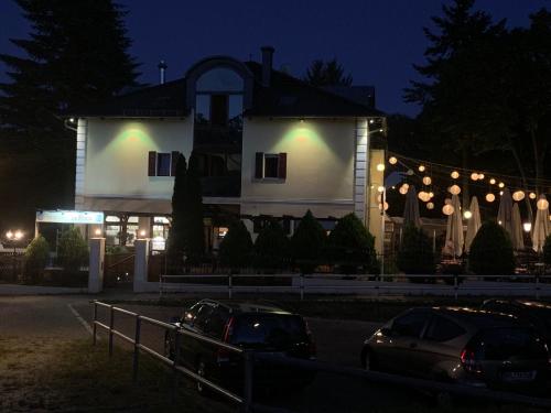 two cars parked in front of a building at night at Boutique Hotel Sena in Berlin