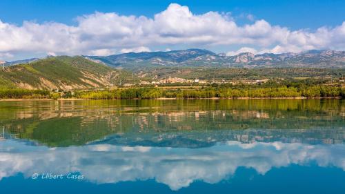 a view of a lake with mountains in the background at Lo passeig in Tremp