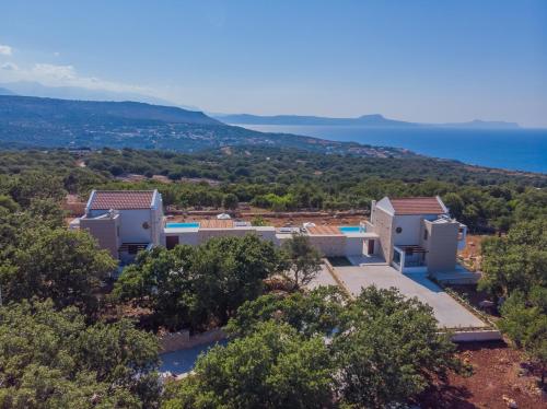 een luchtzicht op een villa met de zee op de achtergrond bij Rethymno Villas in Prinés