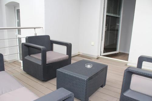 a living room with a chair and a table at Singapore·CHILLINGHOUSE # 7, 3 Min.vom ICE,NETFLIX in Siegburg
