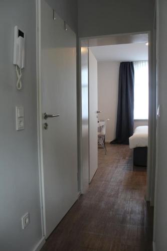 a hallway with a door leading to a bedroom at Singapore·CHILLINGHOUSE # 7, 3 Min.vom ICE,NETFLIX in Siegburg