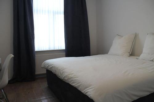 a bed in a room with a large window at Singapore·CHILLINGHOUSE # 7, 3 Min.vom ICE,NETFLIX in Siegburg