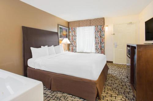 SureStay Hotel by Best Western North Myrtle Beach tesisinde bir odada yatak veya yataklar