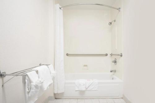 Kúpeľňa v ubytovaní SureStay Hotel by Best Western North Myrtle Beach