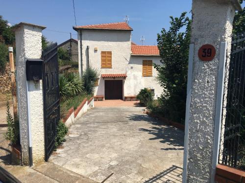 Το κτήριο όπου στεγάζεται  το διαμέρισμα