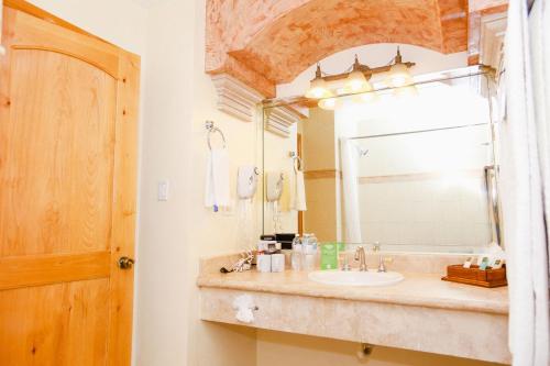 Koupelna v ubytování Business Hotel & Suites María Bonita