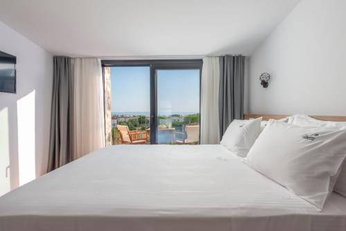 Una cama o camas en una habitación de Dandelion Suites