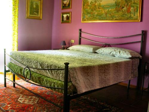 una camera con letto in una camera viola di BED & BREAKFAST da marco a Toscolano Maderno