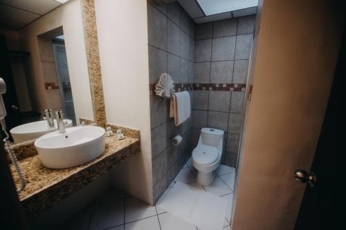 łazienka z umywalką i toaletą w obiekcie May Palace Hotel  w mieście Tuxpan de Rodríguez Cano