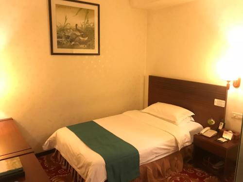 Cama o camas de una habitación en Pa Zhou Plaza Hotel
