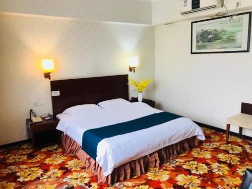 Cama o camas de una habitación en Pa Zhou Plaza Hotel