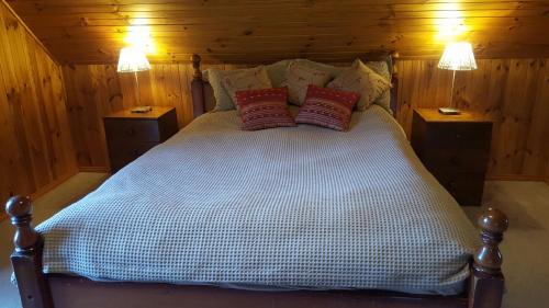 una camera con un letto con due comodini e due lampade di Angaston by the Winter Creek ad Angaston