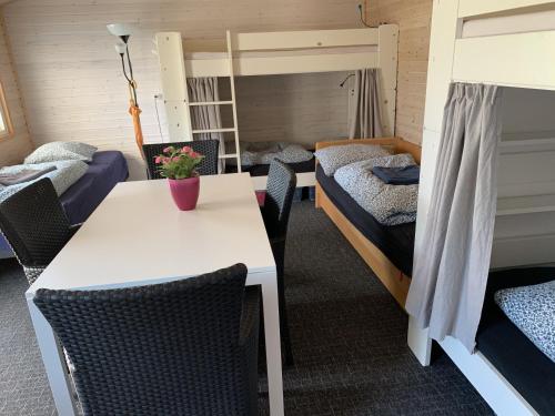 Zimmer mit 2 Etagenbetten sowie einem Tisch und Stühlen in der Unterkunft Amazing Herlev in Herlev