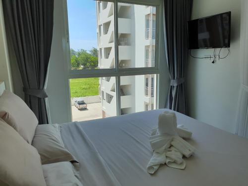 En eller flere senge i et værelse på Grandblue condominium Room401 LeamMae phim Beach