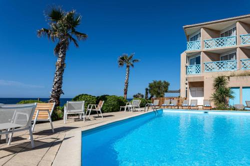 สระว่ายน้ำที่อยู่ใกล้ ๆ หรือใน Hotel Paradou Mediterranee, BW Signature Collection by Best Western