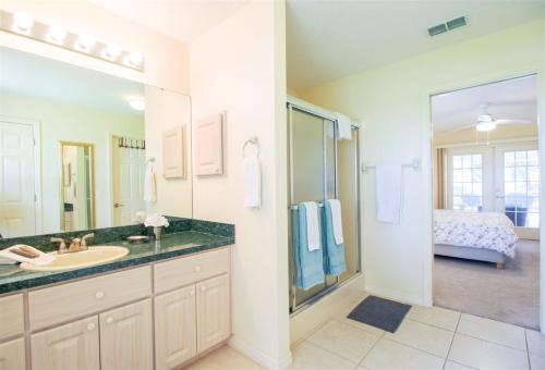 ein Badezimmer mit Waschbecken und großem Spiegel in der Unterkunft Hernando 4BR-3BA Private Pool Oasis in Hernando