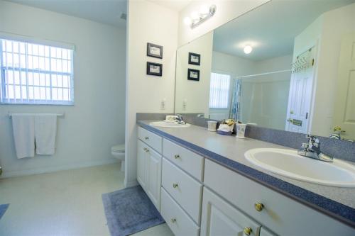 a bathroom with a sink and a mirror at Villa Lovie - Family & Golf vacations in Inverness