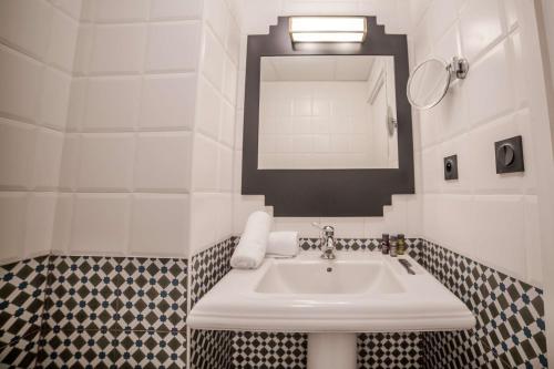 a bathroom with a sink and a mirror at Best Western Hôtel Journel Antibes Juan-les-Pins in Antibes