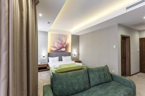 Una cama o camas en una habitación de Renion Hills Hotel
