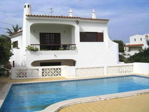 una casa con piscina di fronte a una casa di Villa Alves a Carvoeiro