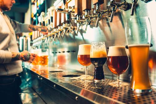 un grupo de copas de cerveza en un bar en Apartmá v pivovaru Genius noci, en Lomnice