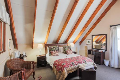 ヨハネスブルグにあるSunninghill Guest Lodgesのベッドルーム1室(ベッド1台、テーブル、椅子付)