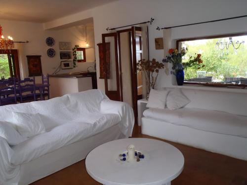 A bed or beds in a room at Sol Y Brisa