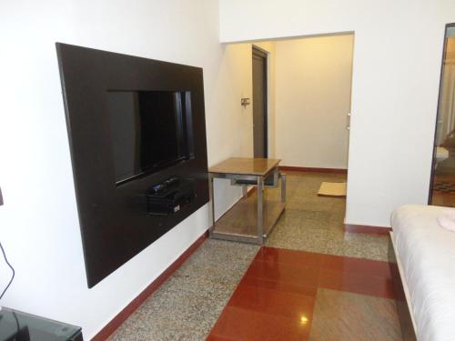 TV a/nebo společenská místnost v ubytování Kudle Beach View Resort And Spa Gokarna