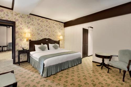 Un pat sau paturi într-o cameră la Hawthorn Suites by Wyndham Al Khobar