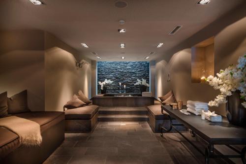 a waiting room with couches and a window at Hotel KÜGLERHOF in Tirolo