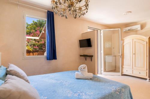 um quarto com uma cama azul e uma janela em Torre Sabea em Gallipoli