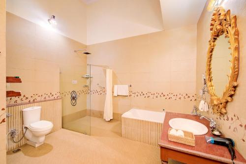 A bathroom at WelcomHeritage Shivavilas Palace, HAMPI