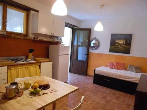 cocina y sala de estar con cama y mesa en Fattoria Riomoro, en Colonnella
