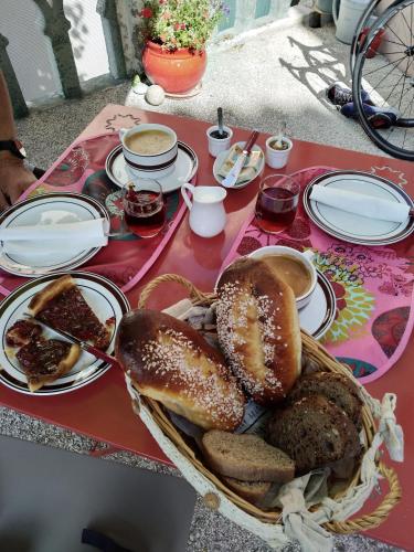 une table avec un bouquet de différents types de pain dans l'établissement Côté Chapelle, à Coursegoules
