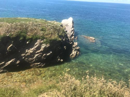 a view of the ocean from the shore at Le Clos de la Pointe Saint-Mathieu in Plougonvelin